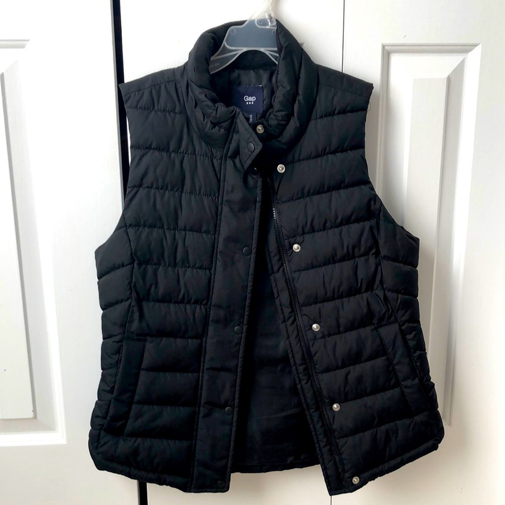GAP black puffer vest, size extra small but also fits a size small